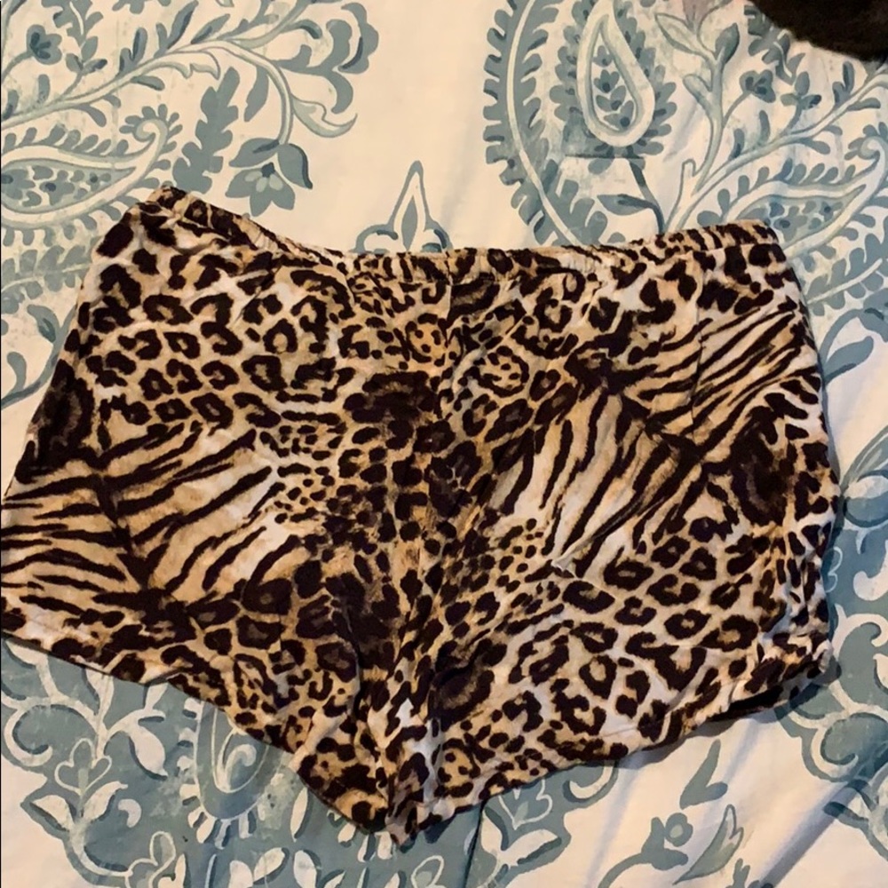 Leopard shorts 🐆 - Picture 3 of 3